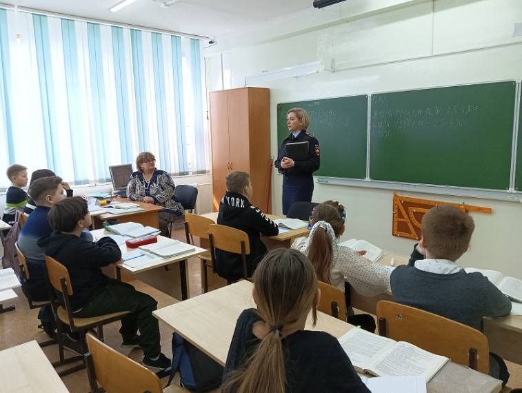 Профилактическая беседа инспектора ГИБДД о правилах дорожного движения.